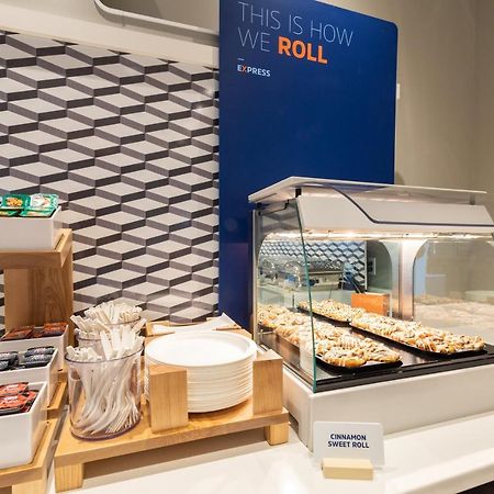 Holiday Inn Express & Suites - Dallas Market Center By Ihg Buitenkant foto