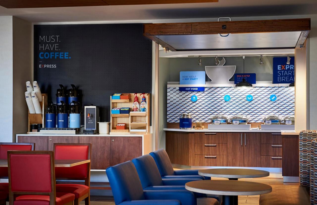 Holiday Inn Express & Suites - Dallas Market Center By Ihg Buitenkant foto