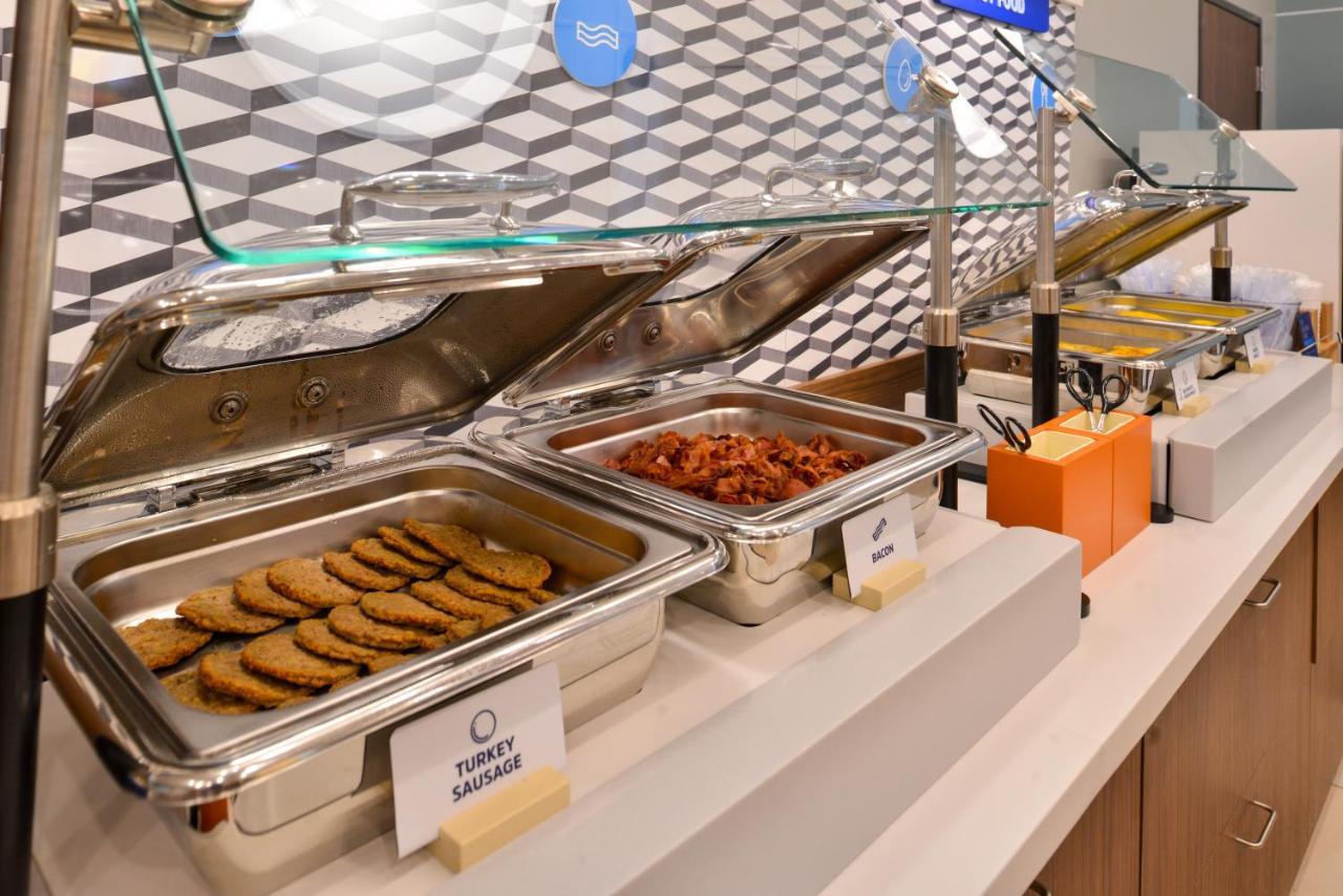 Holiday Inn Express & Suites - Dallas Market Center By Ihg Buitenkant foto