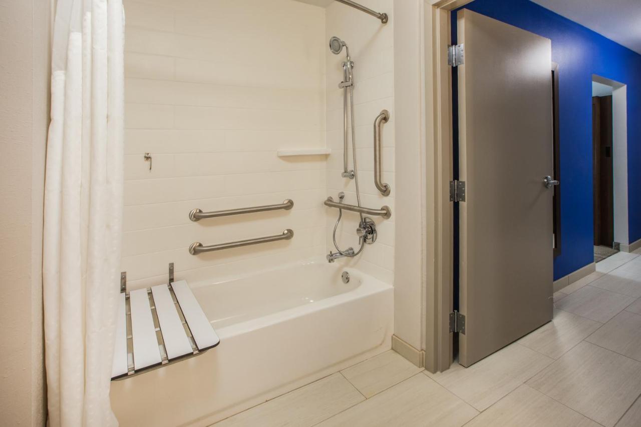 Holiday Inn Express & Suites - Dallas Market Center By Ihg Buitenkant foto