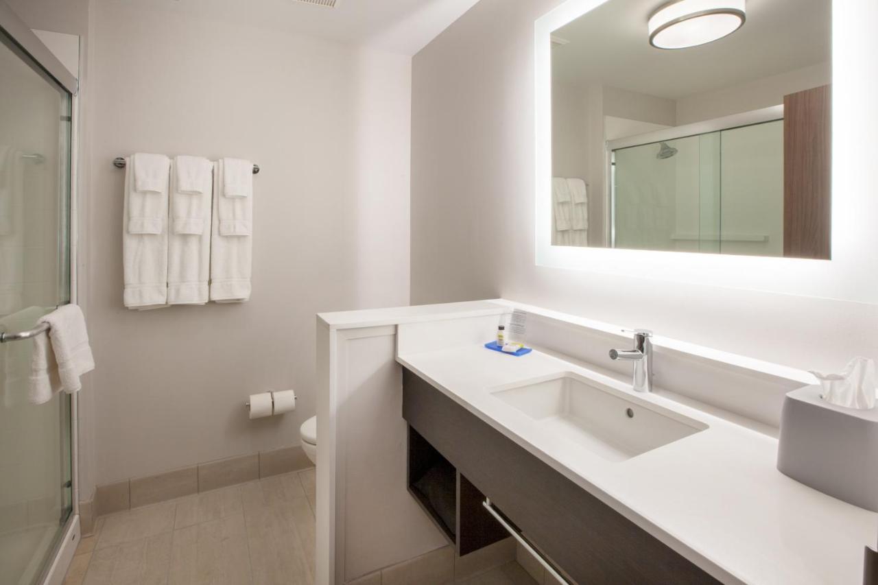 Holiday Inn Express & Suites - Dallas Market Center By Ihg Buitenkant foto