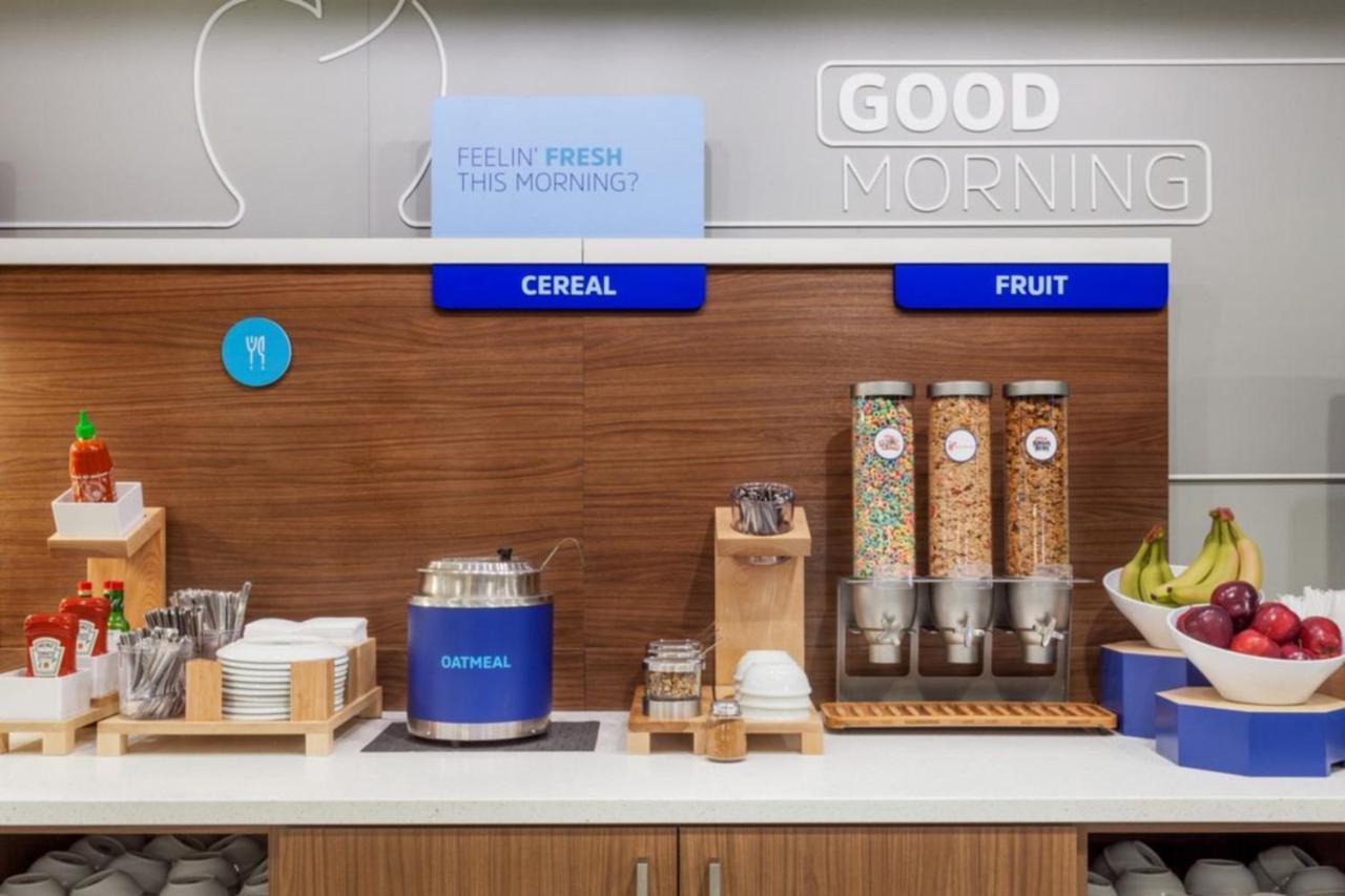 Holiday Inn Express & Suites - Dallas Market Center By Ihg Buitenkant foto