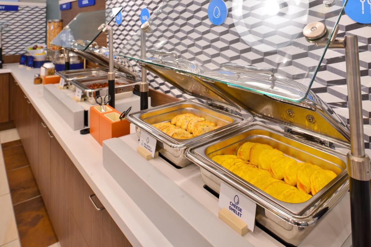 Holiday Inn Express & Suites - Dallas Market Center By Ihg Buitenkant foto