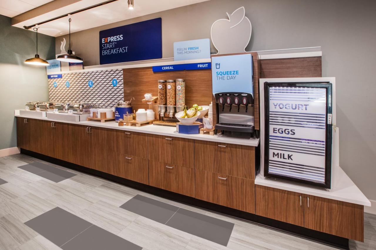 Holiday Inn Express & Suites - Dallas Market Center By Ihg Buitenkant foto