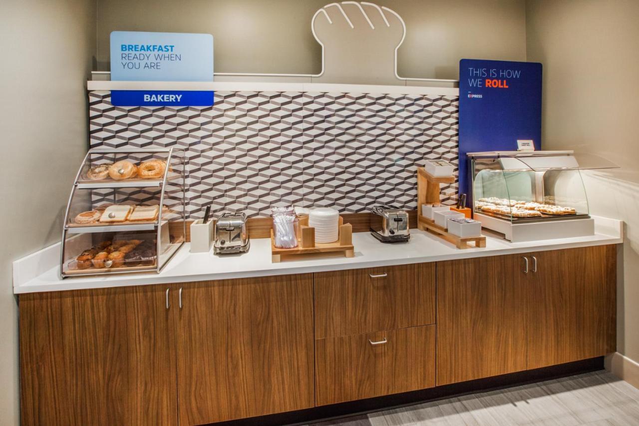 Holiday Inn Express & Suites - Dallas Market Center By Ihg Buitenkant foto